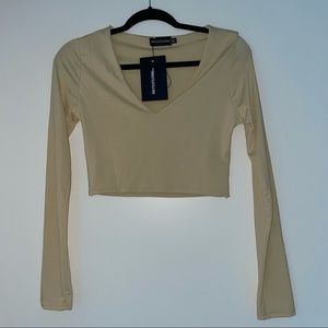 PrettyLittleThing Long Sleeve Cropped Top in color Stone